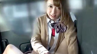 可愛い茶髪女子校生が車内で手コキフェラ抜きするエロ動画