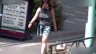 道行く素人で巨乳のお姉さんを望遠カメラでフォーカスして盗撮した動画