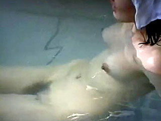 女湯の露天風呂に浸かる素人女性客を盗撮したエロ動画