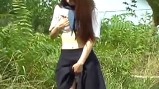 セーラー服の女子校生が人の居ない場所でオナニーしておしっこする動画