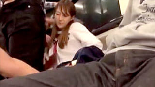 電車で女子校生を集団痴漢し脅迫して拉致輪姦するエロ動画