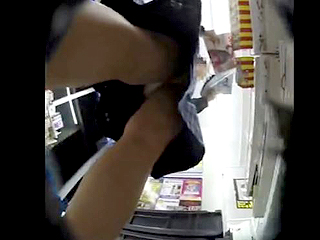 ミニスカ履いた素人の女性を付け狙いパンチラを盗撮したエロ動画