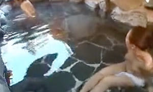 混浴風呂で若い男を見つけては喰いまくる肉食系お姉さんｗエロ動画